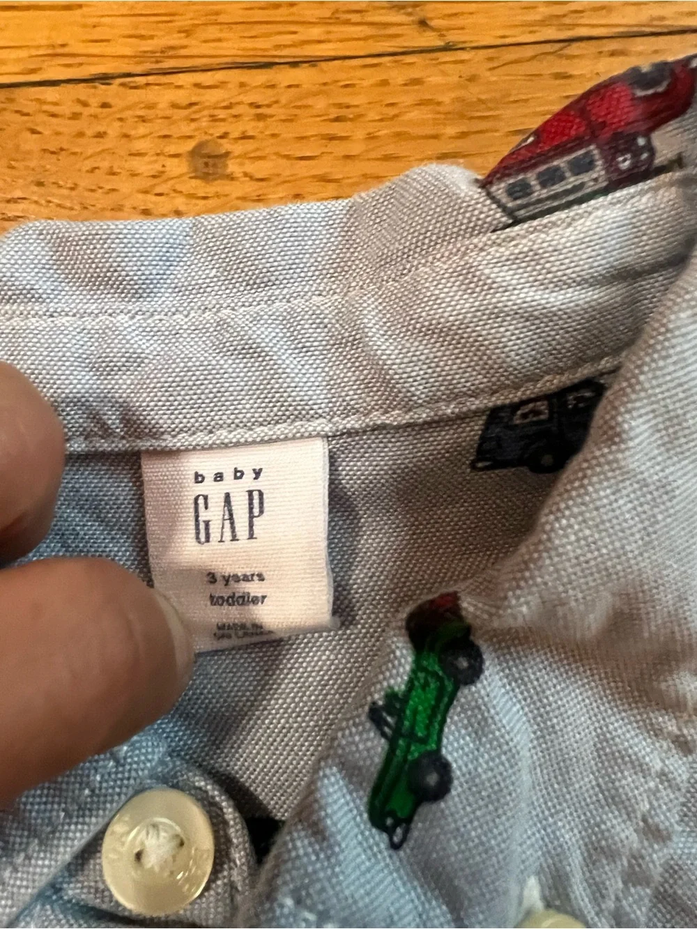 GAP Light Blue Button-Down Shirt with Multicolor Car Print with Xmas Trees 3 yrs